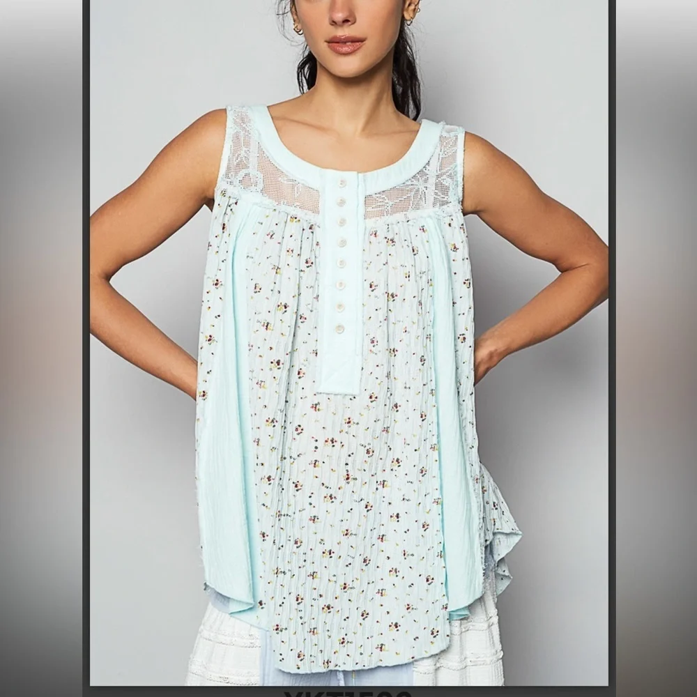 1️⃣ left . POL Multicolored Sleeveless Floral Pleated Blouse - Picture 4 of 4